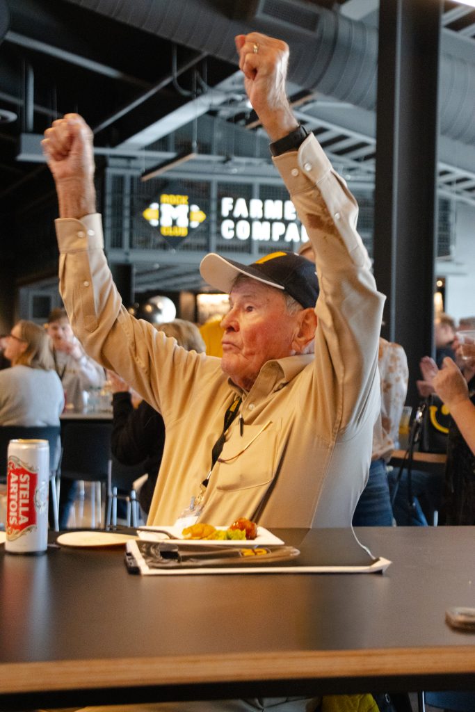 alumni cheering on mizzou
